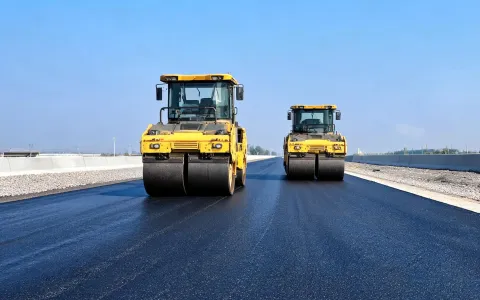 Tandem rollers compacting fresh asphalt